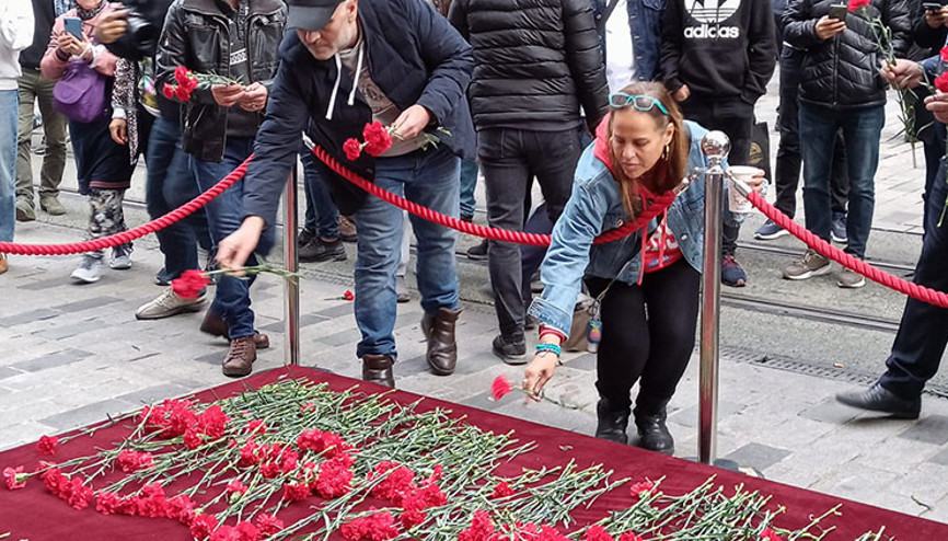 Taksim İstiklal Caddesindeki patlamada hayatını kaybedenler anısına olay yerine karanfil bıraktılar