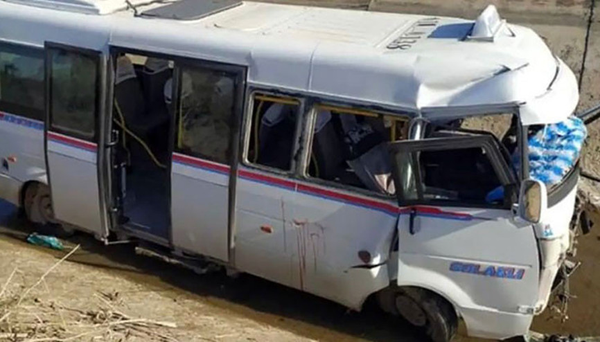 Otomobilin çarptığı minibüs, sulama kanalına düştü: 2’si ağır 15 yaralı