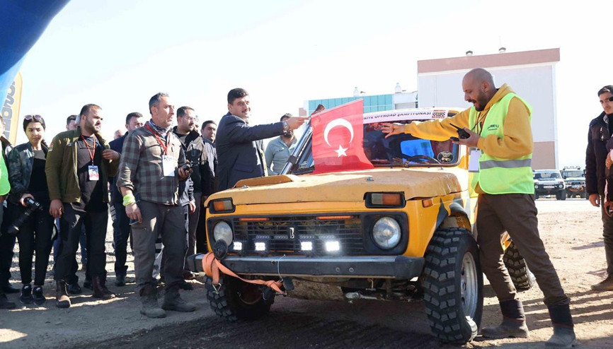 Çamuru aşan finişi gördü