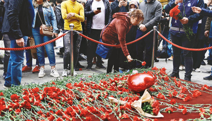 Teröre inat İstiklal tek yürek Karanfiller bırakıldı