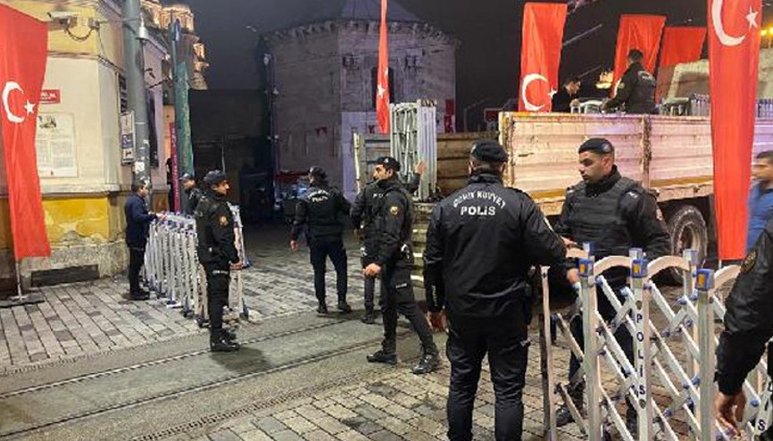 İstiklal Caddesi, beton saksılar kaldırıldıktan sonra yaya trafiğine açıldı İstiklal Caddesi, beton saksılar kaldırıldıktan sonra yaya trafiğine açıldı