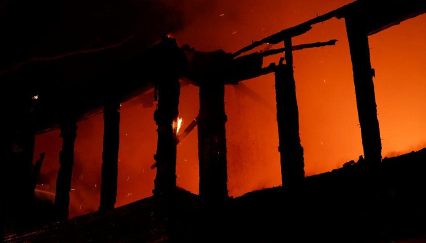Geceyi alevler aydınlattı, tarihi ahşap bina alev topuna döndü