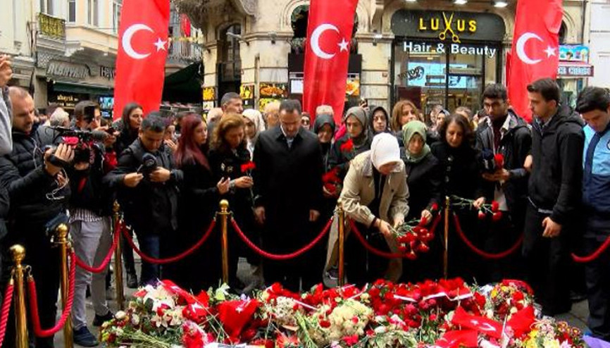 AK Parti Kadın Kolları Üyeleri terör saldırısının olduğu noktaya karanfil bıraktı