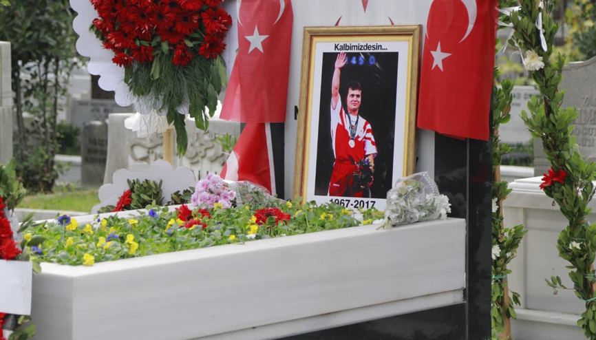 Halterin efsane ismi Naim Süleymanoğlu, kabri başında anıldı