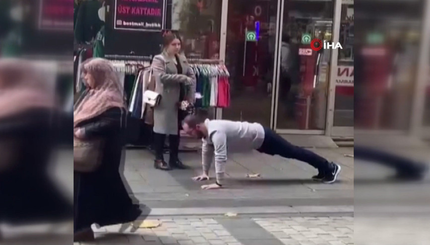 Çarşı ortasında şınav çektirdi