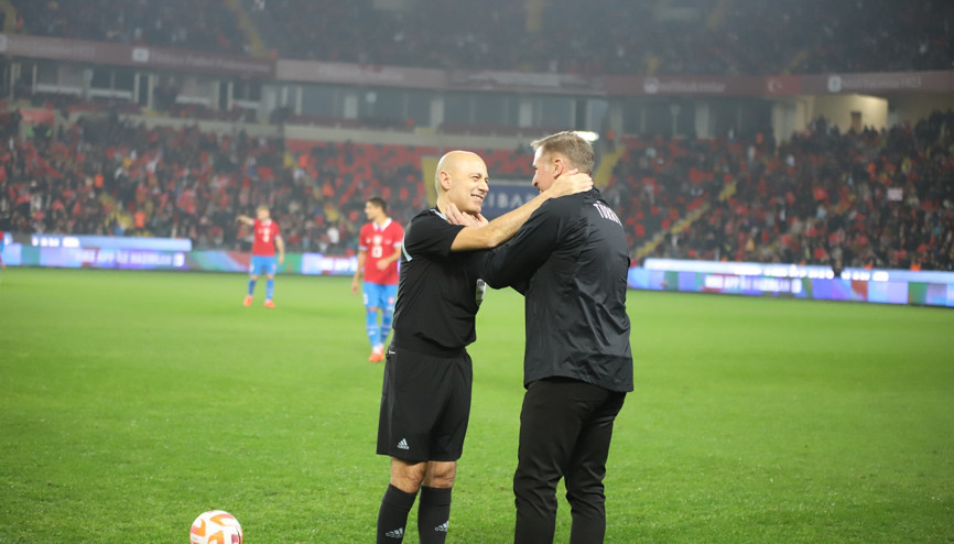 Türkiye-Çekya maçından en özel fotoğraflar Cüneyt Çakırın vedası...