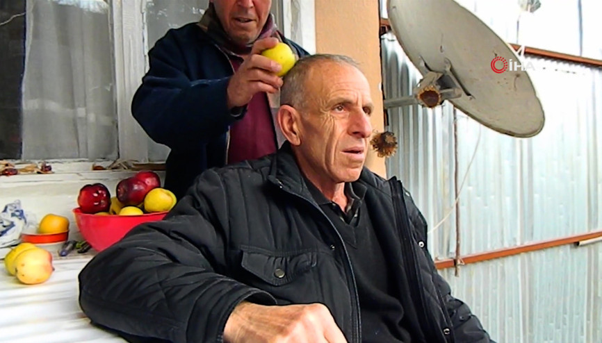 Kafasına vurulan elmanın rengini ve cinsini biliyor