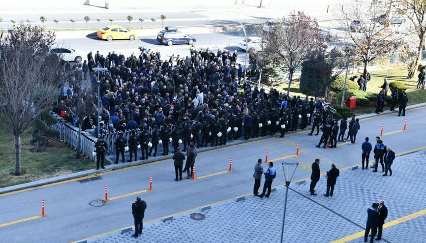 Dolmuşçular belediye önüne gitti
