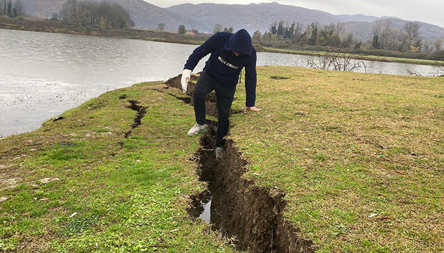 Düzcede depremden sonra toprakta çatlaklar oluştu 15 metre uzunluğunda...