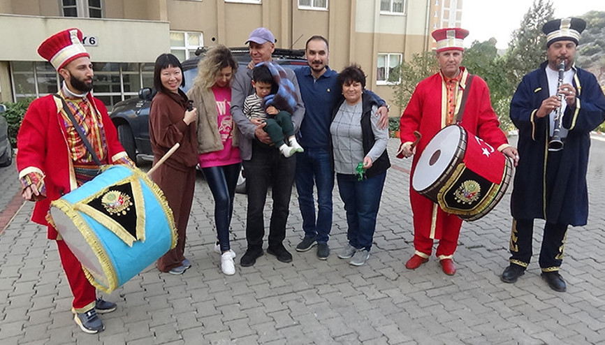 Çinli gelinini Balıkesirde mehter takımı ile karşıladı