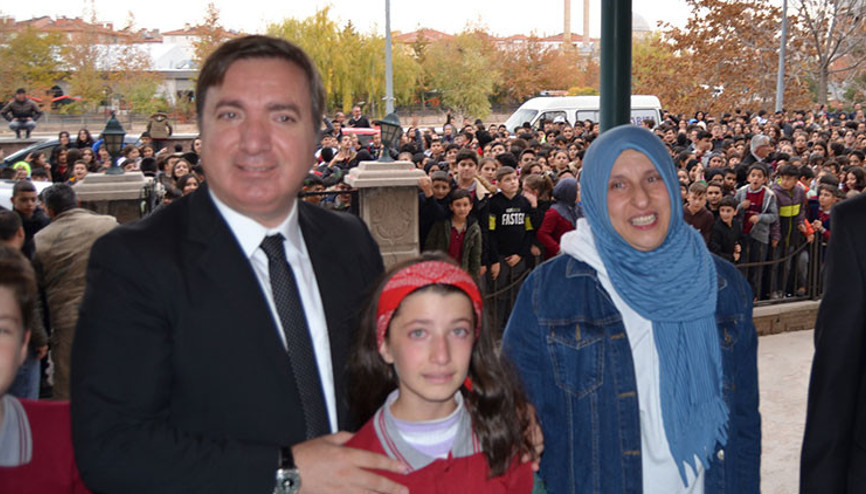 Kanser tedavisi gören öğretmen Ayşegül Erdoğana öğrencilerinden duygulandıran ziyaret