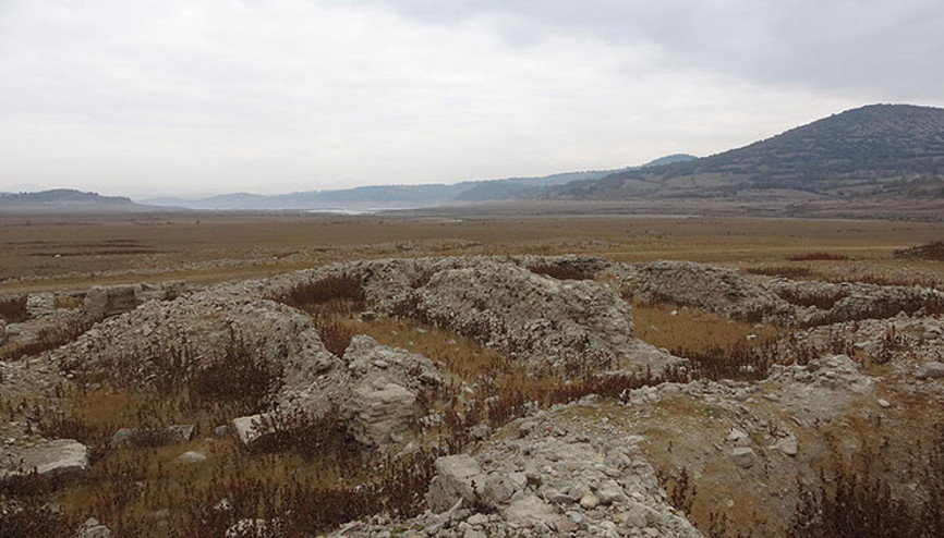 Bayramiç Barajında su seviyesi düşünce antik kentteki 1500 yıllık kalıntılar 30 yıl sonra tekrar ortaya çıktı