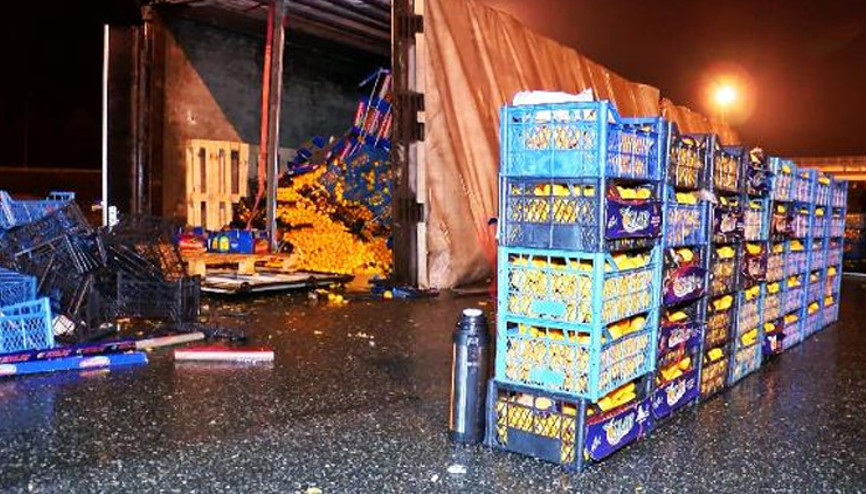 Bursada TIR devrildi, tonlarca mandalina yola saçıldı