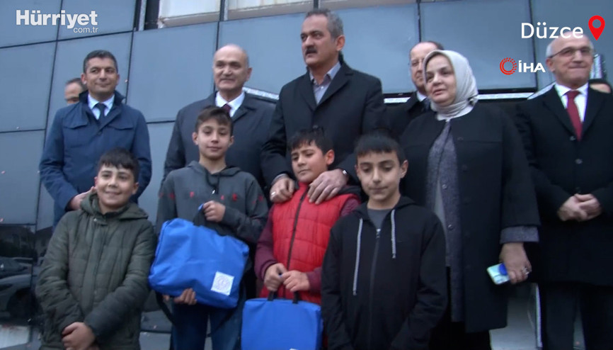 Milli Eğitim Bakanı Özerden deprem bölgesindeki çocuklara tablet hediyesi