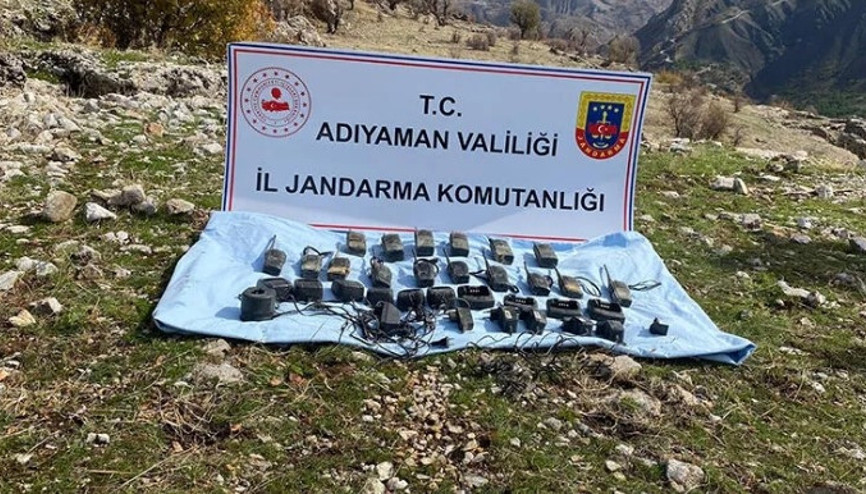 Adıyamanda terör örgütü PKKya ait kayalıklar arasına gizlenmiş çok sayıda telsiz ele geçirildi
