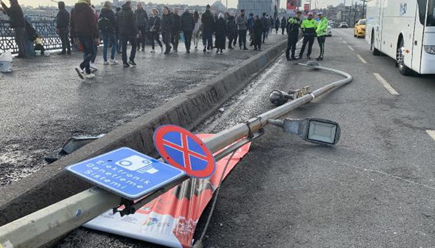 Galata Köprüsünde aydınlatma direği devrildi: Tramvay seferleri aksadı