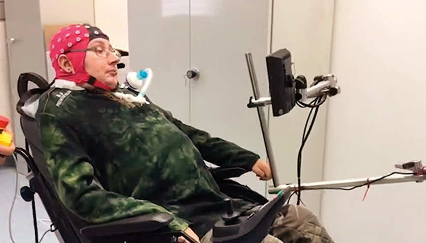 Tekerlekli sandalyelerini düşünerek sürdüler