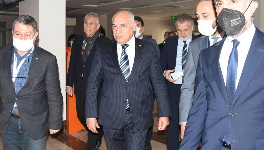 TFF Başkanı Büyükekşi, Göztepe-Altay maçında yaralanan Mehmet Çakır’ı hastanede ziyaret etti