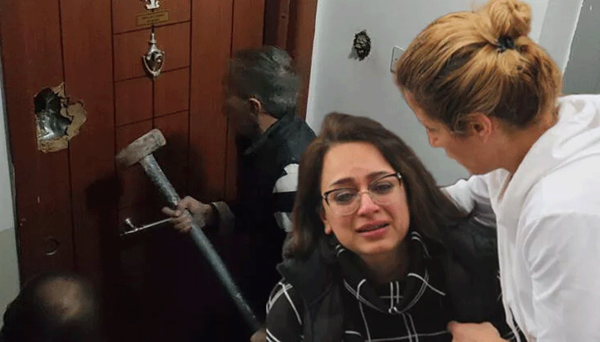 Kapısı balyozla kırılıp girilen dairedeki çocuk bitkin halde bulundu