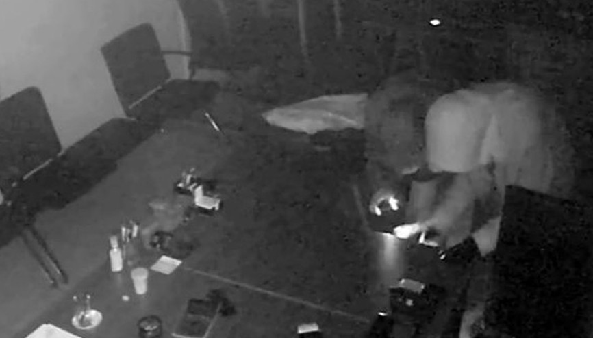 İş yerindeki güvenlik kamerasını kapatıp, çelik kasadaki paraları çaldılar