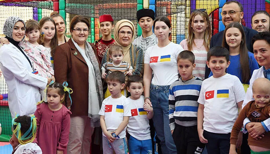 Emine Erdoğan, Ukraynadan Türkiyeye getirilen yetim çocuklarla buluştu