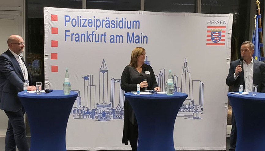 Frankfurt Polisi göçmenleri ağırladı