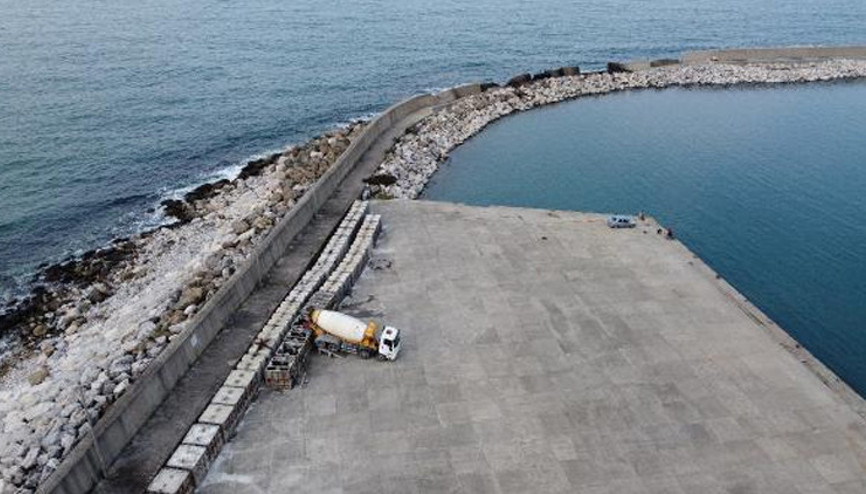 Fırtınada yıkılan mendirek onarılıyor Fırtınada yıkılan mendirek onarılıyor