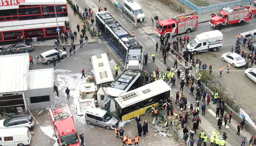 Alibeyköyde İETT otobüsü ile tramvay çarpıştı Olay yerinden fotoğraflar