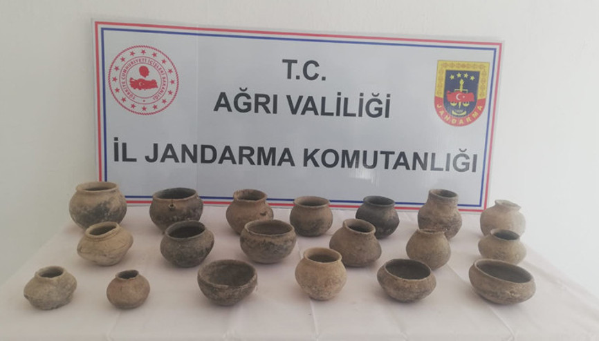 Ağrı’da 4 bin yıllık toprak çömlekler ele geçirildi