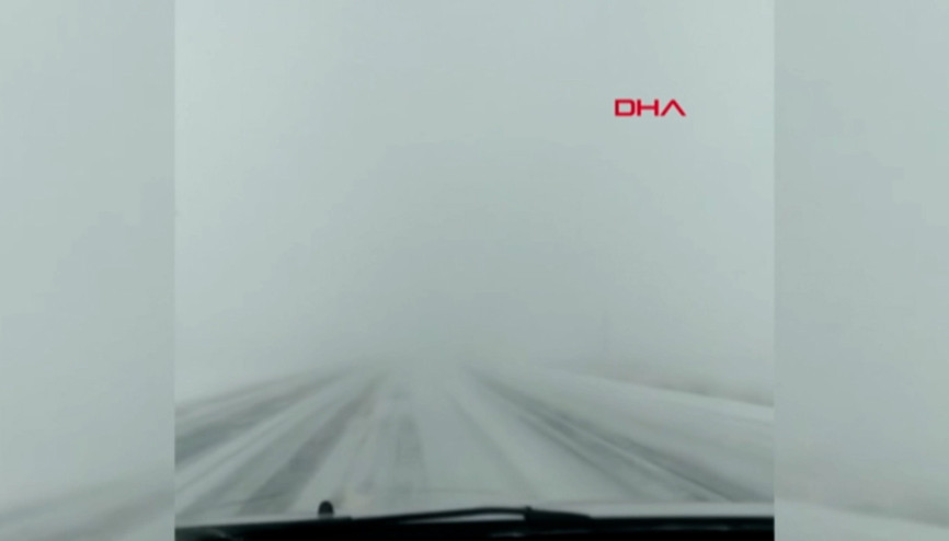 Karsta kar, tipi ve buzlanma nedeniyle sürücüler zor anlar yaşadı