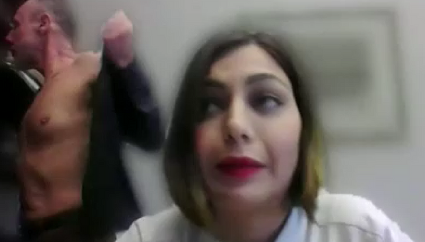 Yunan vekil alay konusu oldu Toplantı sırasında aniden soyunmaya başladı... Yunan vekil alay konusu oldu Toplantı sırasında aniden soyunmaya başladı...