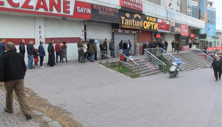 Nöbetçi eczane önünde uzun sıralar: Bekleyenler tepki gösterdi