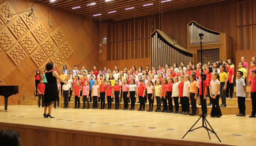 300 çocuk barış için sahne aldı