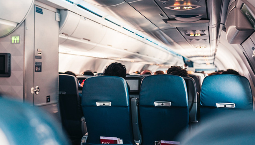 Mide ağrısı sanmıştı, uçak tuvaletinde doğum yaptı