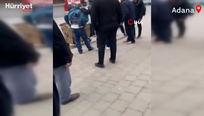 Adanada tacizciye linç girişimi kamerada: Bir kişi döner dürüm yiyerek izledi