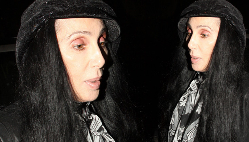 Çocuklarından bile daha genç sevgilisini elinde tutmak için acıyı göze aldı