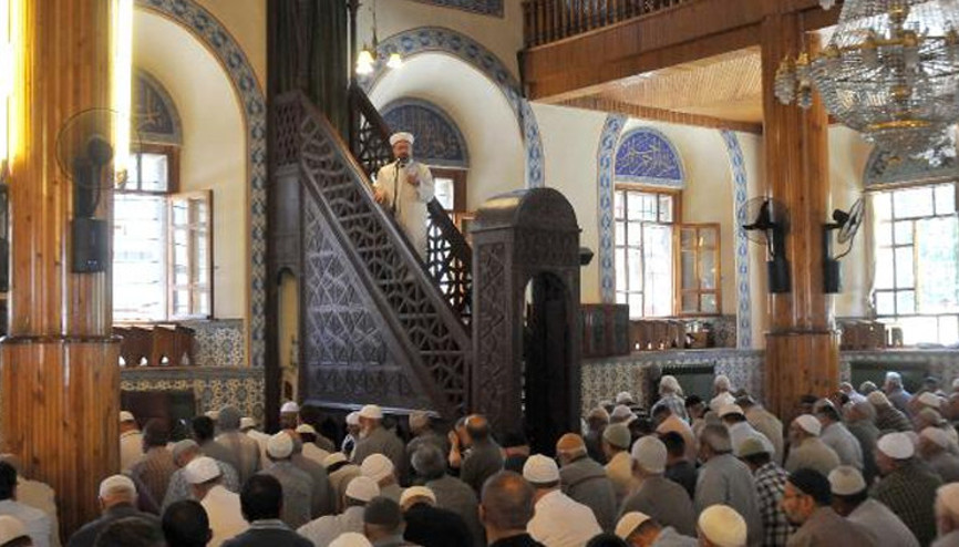 Cuma hutbesi: Kız çocuklarını evliliğe zorlamak büyük günahtır