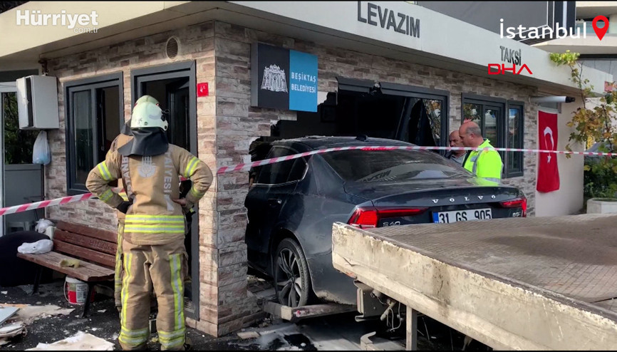 Beşiktaşta otomobil taksi durağına daldı