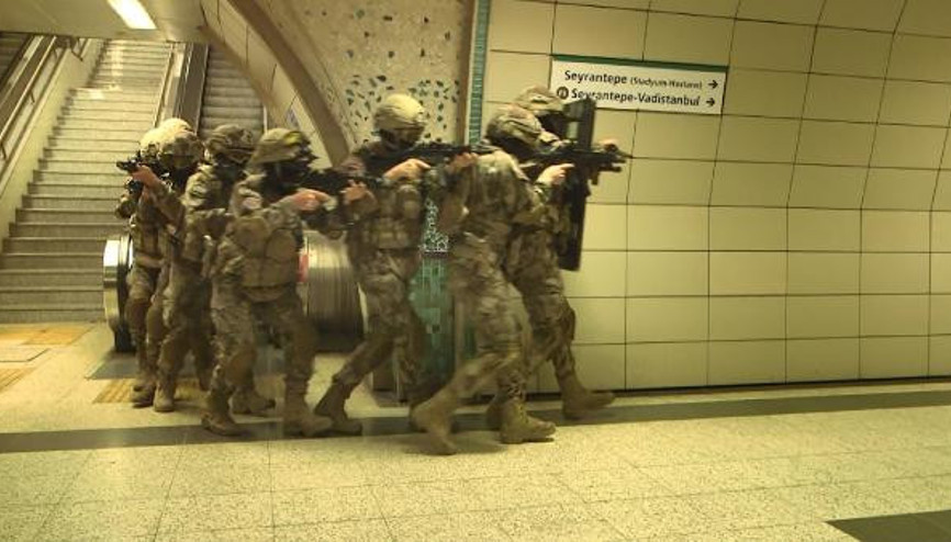İstanbulda özel harekat polisinden nefes kesen tatbikat