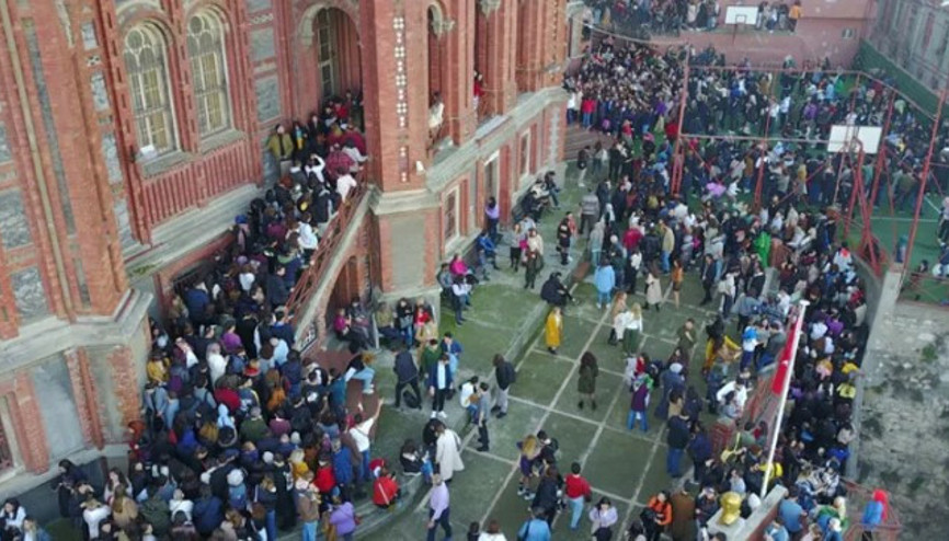 İstanbullular akın etti Kırmızı Mektepte yeni yıl kuyruğu