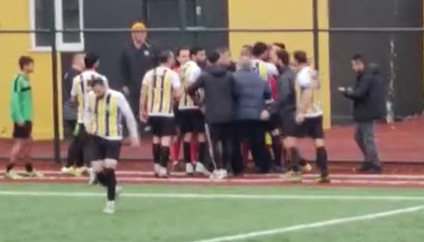Tribünden sahaya inip golü vermeyen hakeme saldırdı