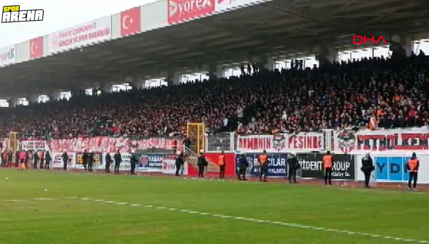 Batman Petrolspor ve Şanlıurfaspor maçı saha olayları nedeniyle tatil edildi