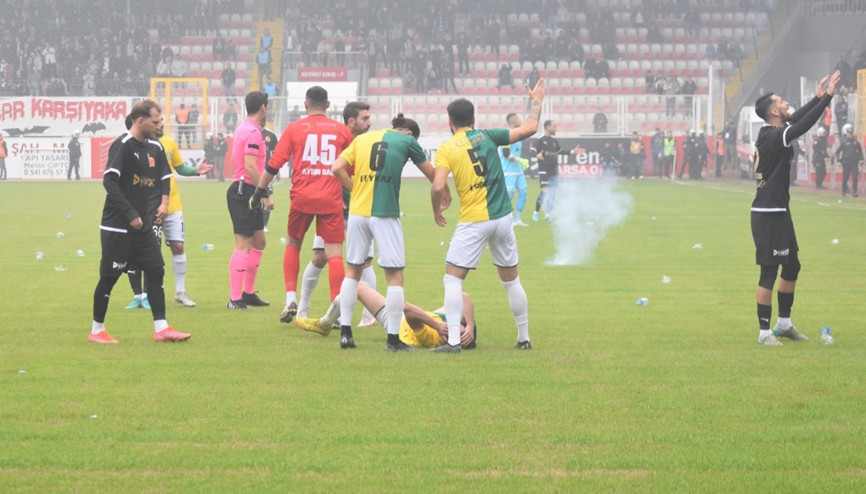 Batman Petrolspor - Şanlıurfaspor maçı saha olayları nedeniyle tatil edildi