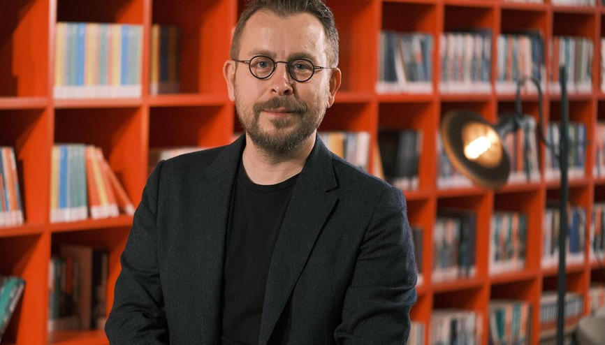 ÖMÜR AKKOR KİMDİR kaç yaşında ve nereli Ömür Akkorun kitapları neler MasterChefte sürpriz konuk... İşte ödüllü şef Ömür Akkorun biyografisi ve hayatı