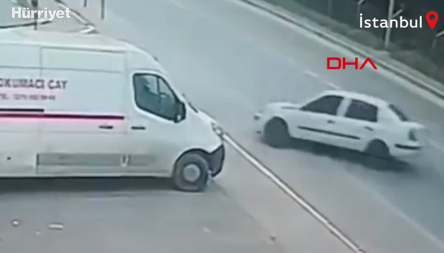 Sürücüsünün direksiyon hakimiyetini kaybettiği otomobil park halindeki kamyonete çarptı