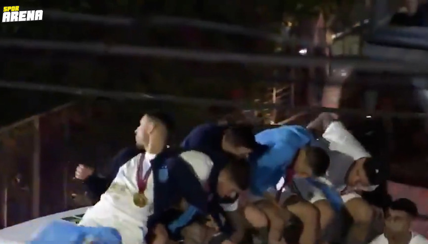 Dünya Kupasının sahibi Arjantin, Buenos Airese geldi Kazayı ucuz atlattılar...