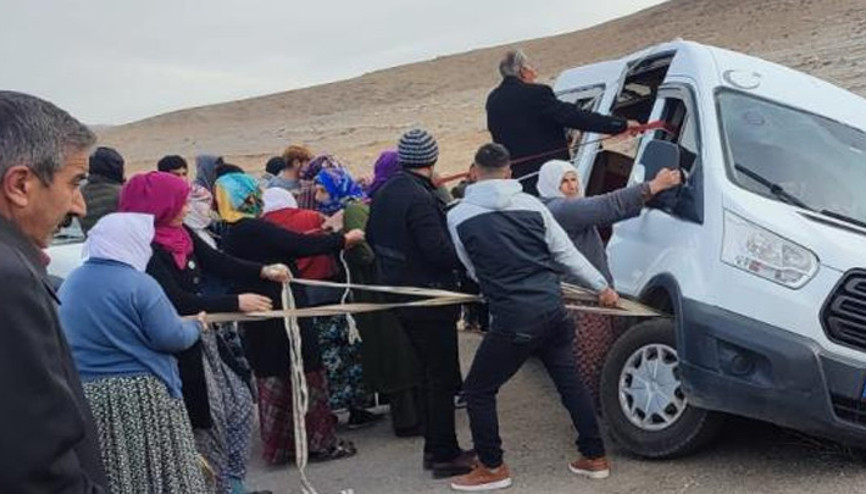 Şarampole yuvarlanmaması için iple minibüsü böyle tuttular