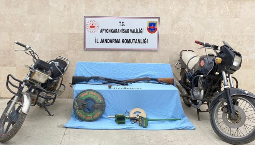 16 parça tarihi eser ve dedektörle yakalandılar