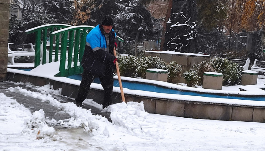 Van beyaz örtüyle kaplandı