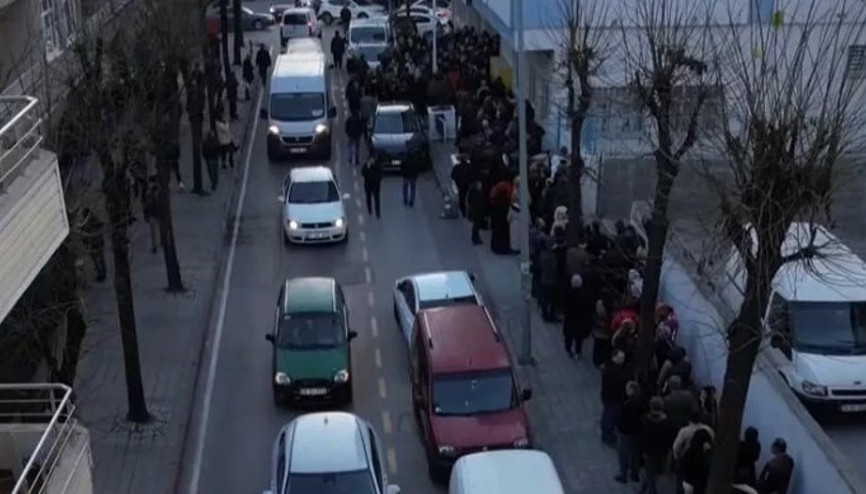 İstanbulda SGK önünde EYT kuyruğu